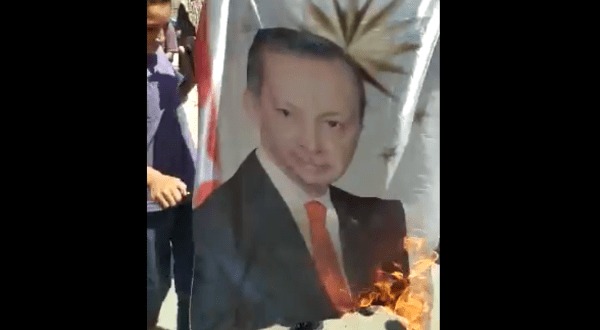   المتظاهرون الذين أحرقوا صورة أردوغان يثيرون اضطرابا فى الإعلام التركى