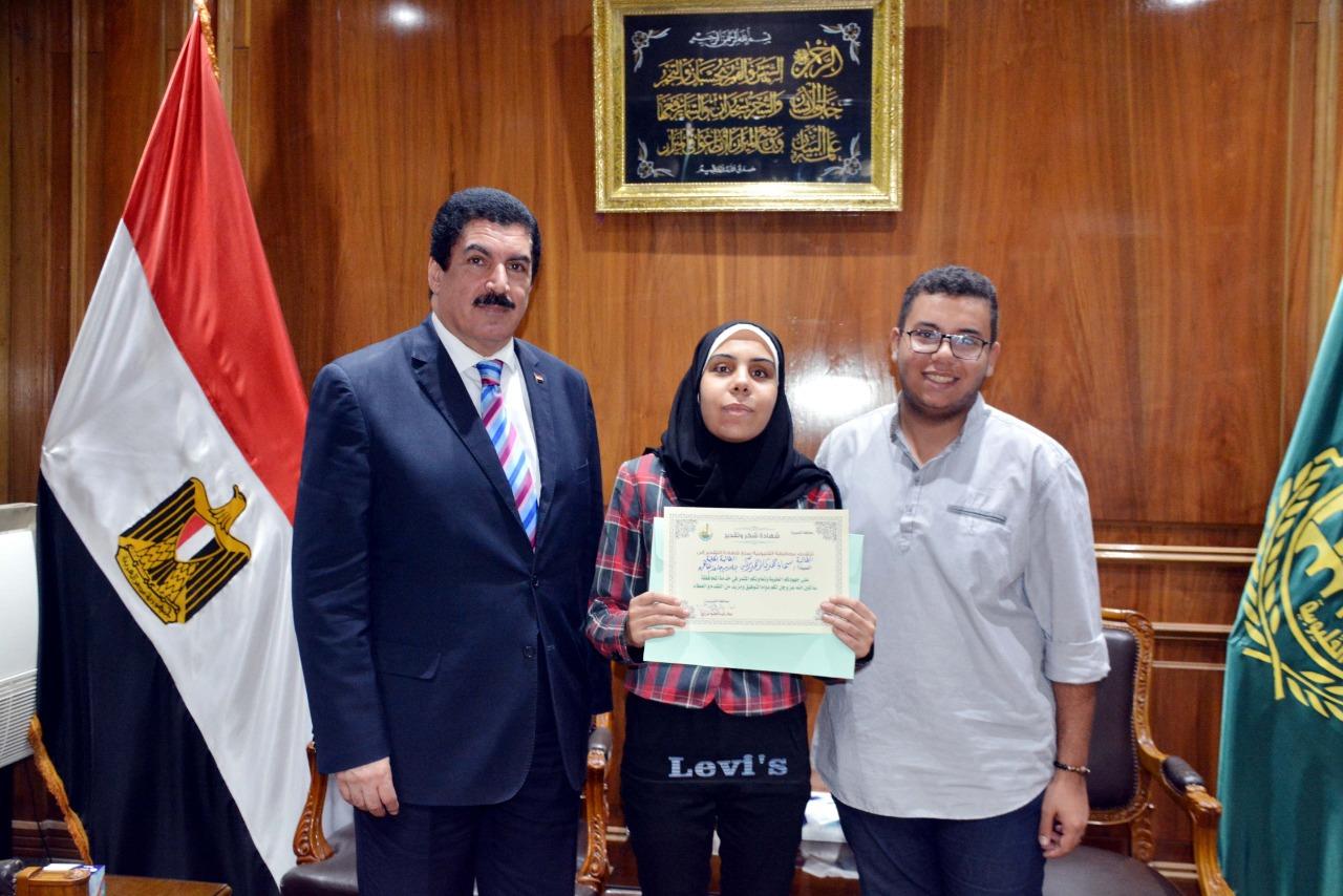   محافظ القليوبية يكرم الطالبة المثالية الأولى على مستوى الجامعات المصرية لمتحدي الإعاقة    