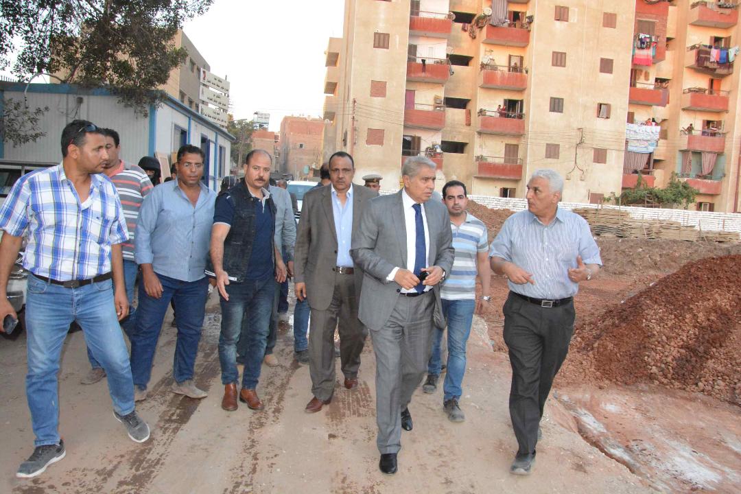   محافظ المنيا يتابع الأعمال الإنشائية لمدينة العمال ويوجه باستكمال إزالة المباني
