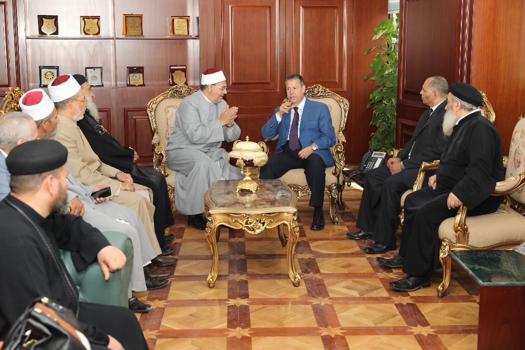   محافظ بني سويف يلتقى أعضاء وفد بيت العائلة المصرية في حضور ممثلى الأزهر والكنيسة 