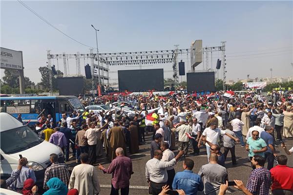  احتشاد عشرات الآلاف أمام «النصب التذكارى» لدعم وتأييد السيسى والقوات المسلحة  