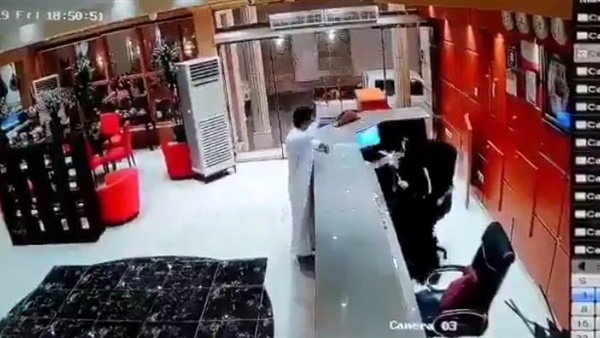   بالتفاصيل .. مشاجرة طاحنة بين رجل و موظفة استقبال بفندق في السعودية (فيديو)