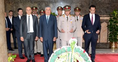   الرئيس السيسي ينيب وزير الدفاع لوضع إكليل زهور على قبر الزعيم جمال عبد الناصر