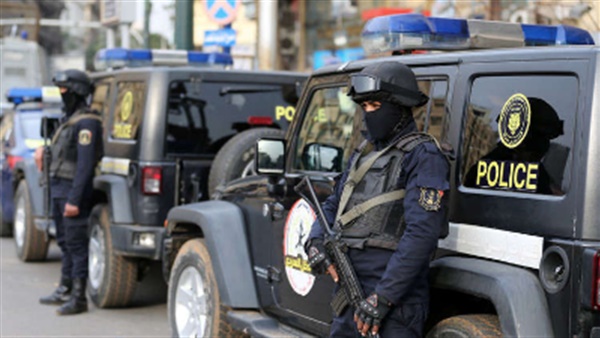   شاهد|| الداخلية : إلقاء القبض على شخص بحوزته كوبونات وهمية لاستخدامهم لإثارة الفوضى فى مصر