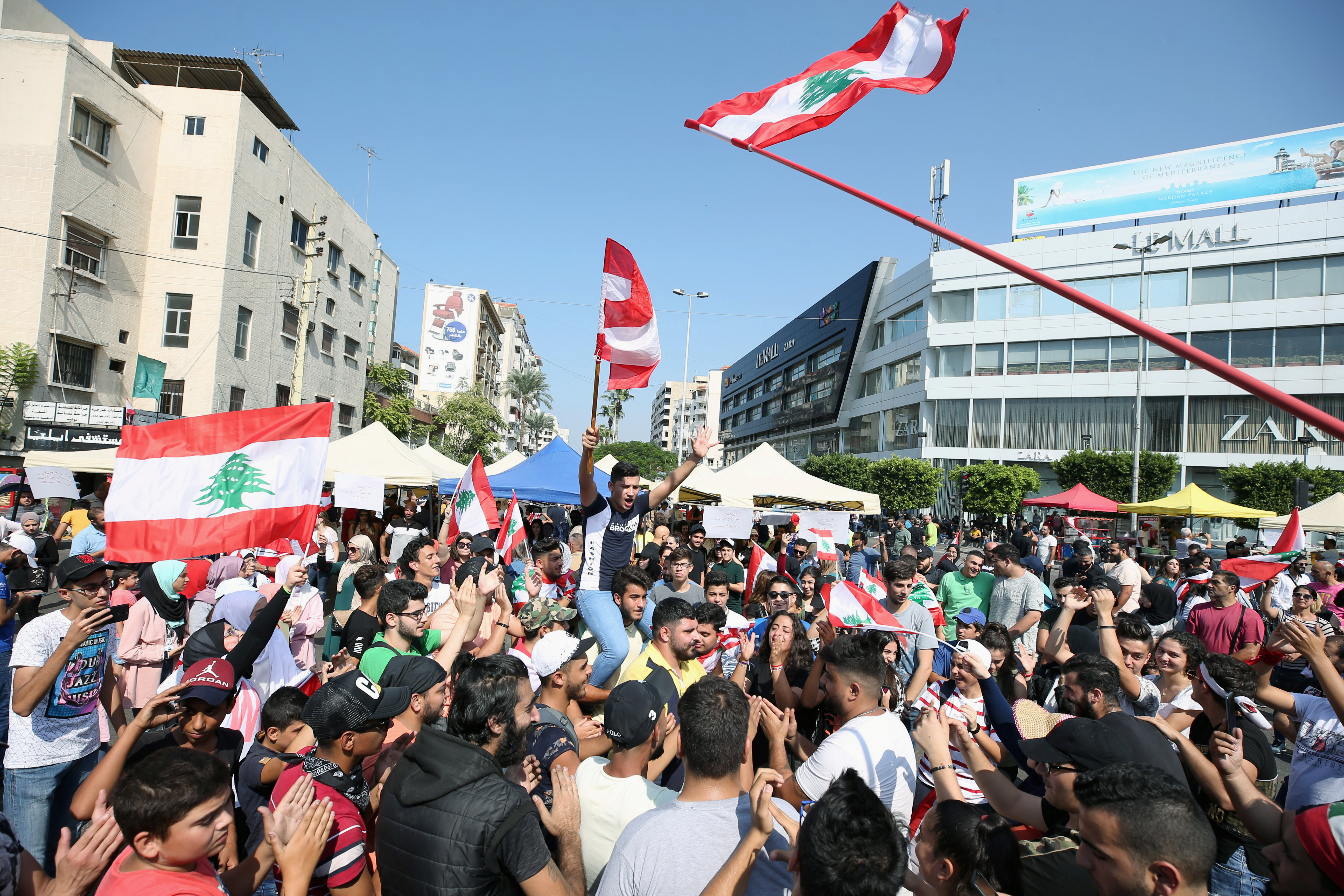   استمرار المظاهرات اللبنانية لليوم السادس على التوالى