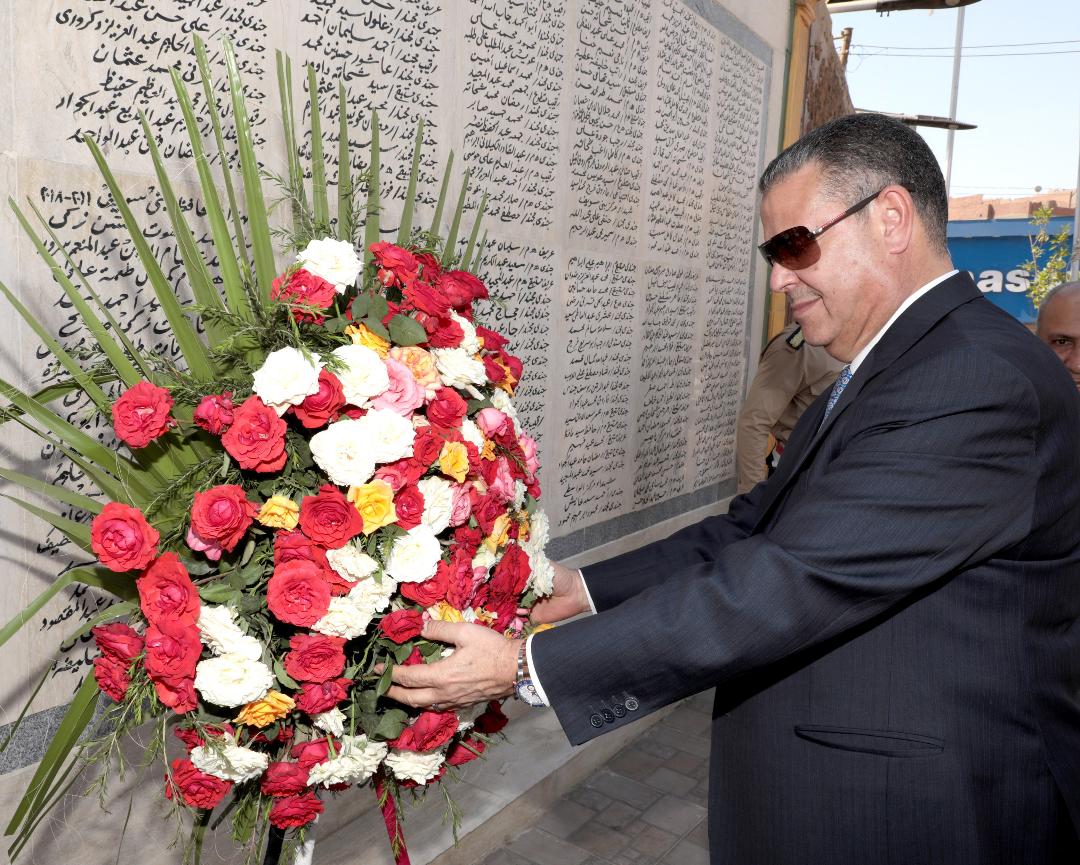   محافظ بني سويف يضع إكليل الزهور على النصب التذكاري لقبر الجندي المجهول