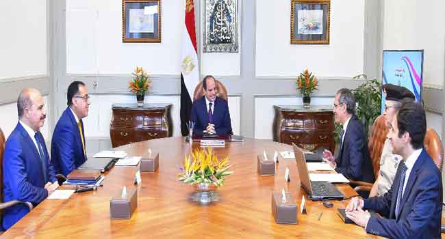   الرئيس السيسي يجتمع مع مدبولى وزير الاتصالات وتكنولوجيا المعلومات ومدير إدارة النظم والمعلومات للقوات المسلحة
