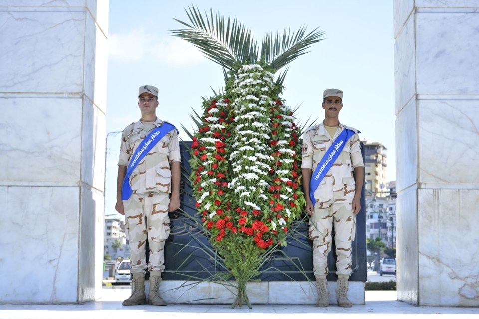   بالصور|| محافظ دمياط تضع إكليل الزهور على النصب التذكارى للجندى المجهول