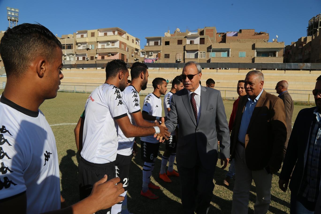   محافظ قنا يتابع مباراة كرة القدم بين فريقي الشبان المسلمين وبترول أسيوط