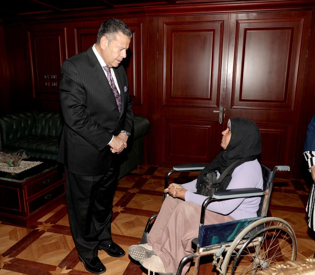   محافظ بني سويف يلتقي سيدة من ذوي الإحتياجات الخاصة ويصرف 3 آلاف جنية  إعانة عاجلة لها