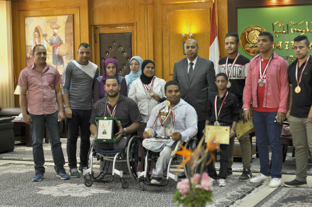   رئيس جامعة المنيا يكرم أبطال متحدي الإعاقة المشاركين بأسبوع الجامعات الثاني بـ«المنوفية»