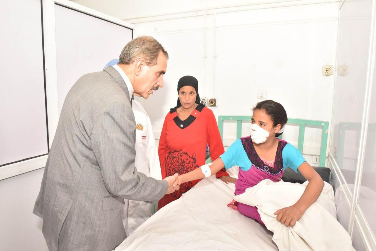   بالصور ||محافظ أسيوط يزور الطفلة «شيماء» بالمستشفى الجامعي عقب إجراء عمليات جراحية بعد عقرها الكلب بوجهها