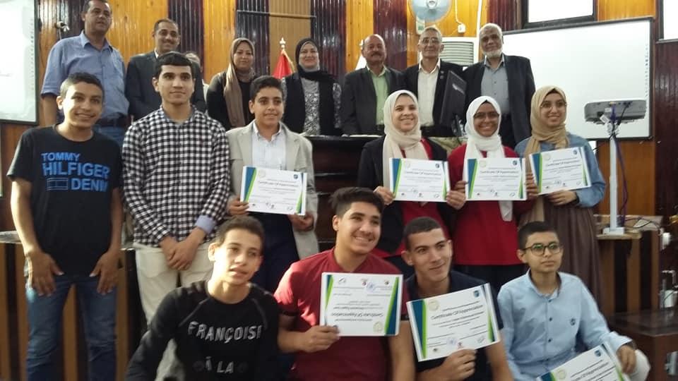   تعليم بني سويف يكريم 15 طالب وطالبة فائوين في مسابقات البحث العلمي