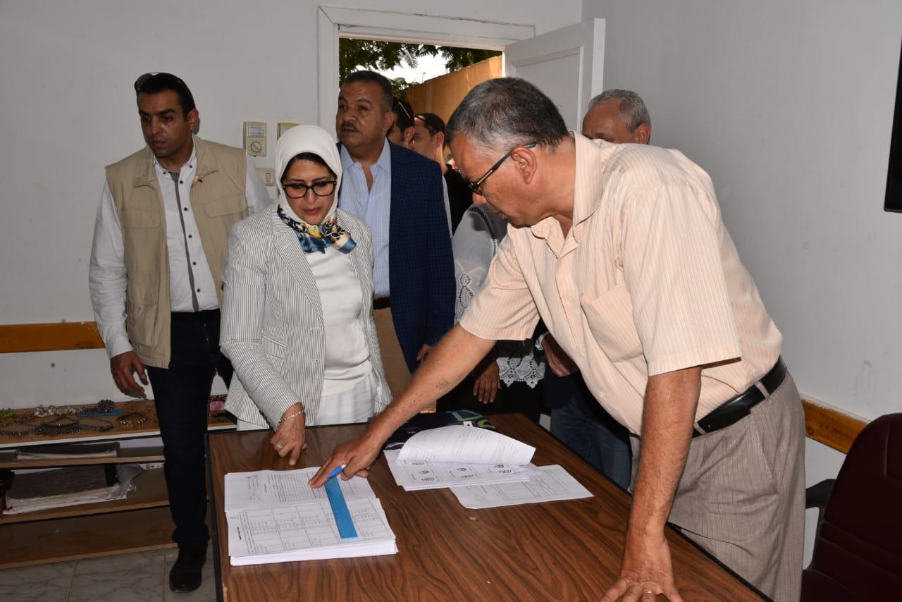   وزيرة الصحة تتابع عملية التسجيل وفتح ملفات طب الأسرة للمواطنين بوحدة نجع بدران