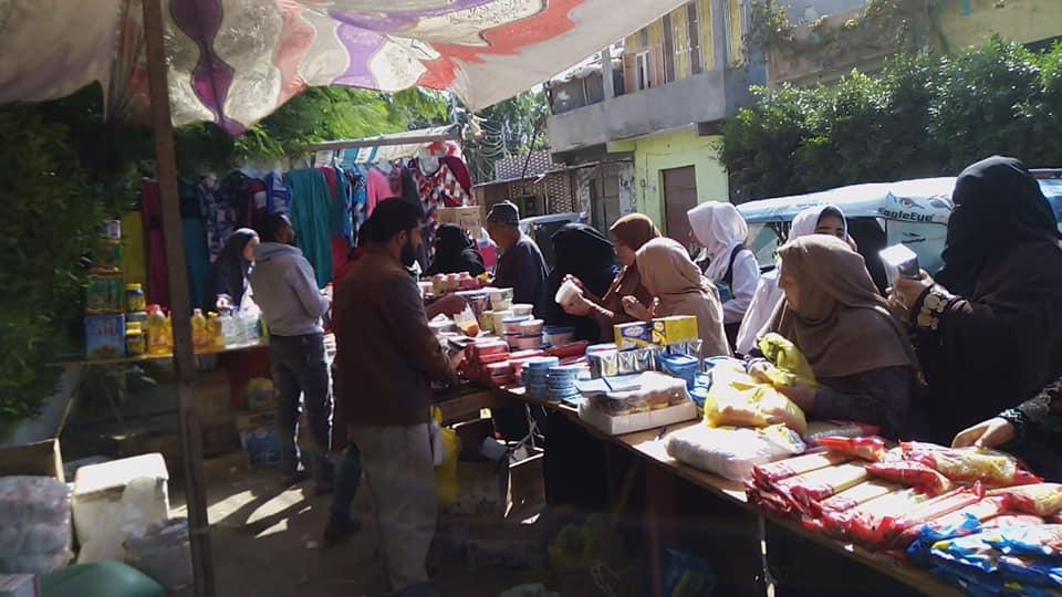   قافلة غذائية بأسعار مخفضة لأهالي «الحصفة» بالرياض في كفر الشيخ