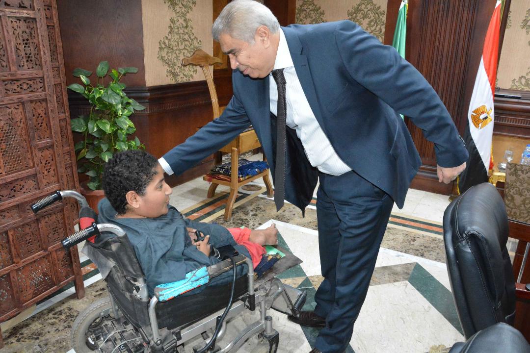  محافظ المنيا يوجه بدراسة طلب أحد الشباب من ذوي الاحتياجات 