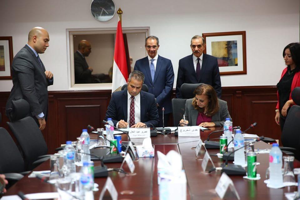   وزير الاتصالات ومحافظ أسيوط يشهدان توقيع مذكرة تفاهم في التنمية الشاملة