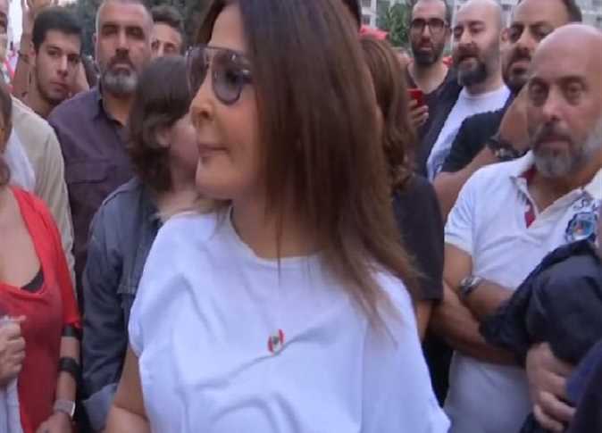   فيديو| إليسا تشارك في مظاهرات لبنان