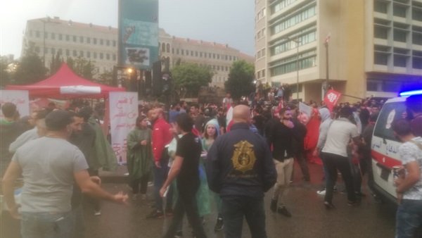   اشتباكات بين المتظاهرين اللبنانيين وأنصار حزب الله  فى ساحة رياض الصلح