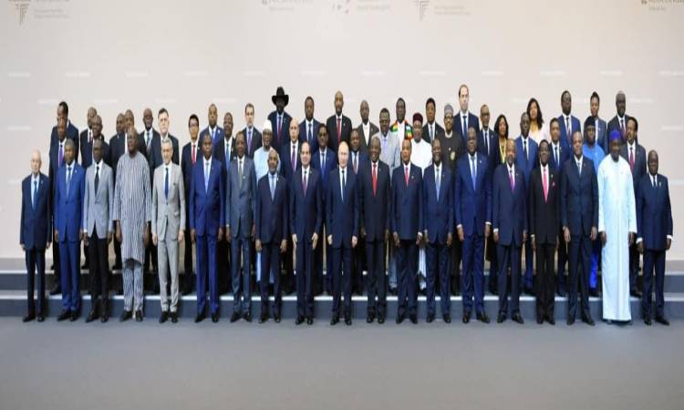   صورة تذكارية تجمع الرئيس السيسى وبوتين مع قادة إفريقيا فى سوتشى