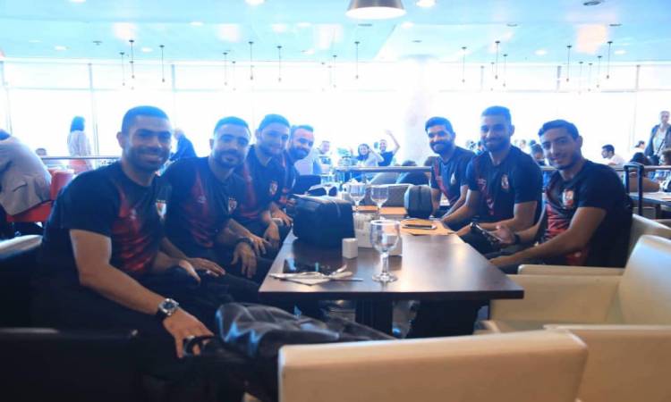   توافد لاعبو الأهلى على مطار القاهرة قبل السفر للإمارات