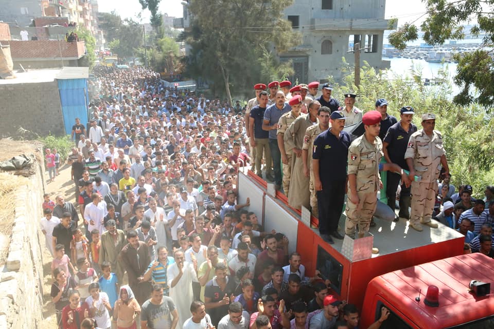   صور|| الآلاف من أهالى مطوبس يشيعون جنازة شهيد سيناء بمسقط راسه فى خان الجنى