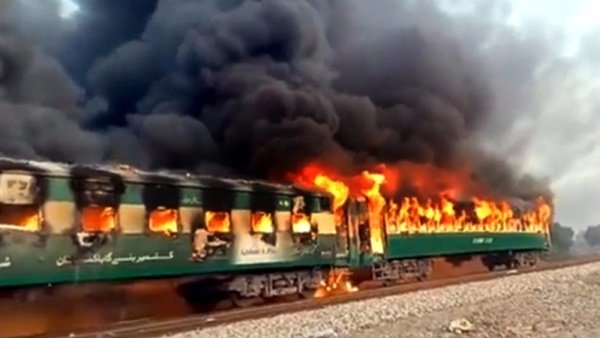   عاجل || سقوط 62 قتيلا فى حريق هائل داخل قطار بـ باكستان