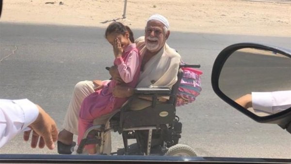   مشهد أبوى رائع .. مسن سعودى يوصّل ابنته إلى المدرسة تشعل مواقع السوشيال ميديا