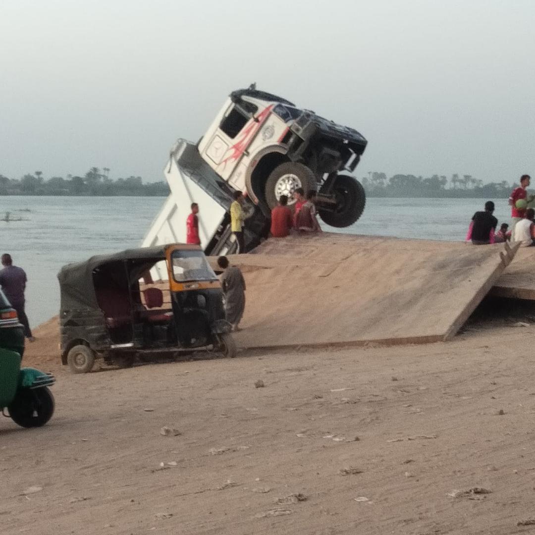   سقوط سيارة نقل من أعلي معدية في النيل جنوب بني سويف