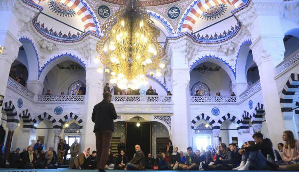   صور|| طبيب مصرى مقيم فى ألمانيا لـ «دار المعارف»: شاركونا احتفال «يوم افتتاح أبواب المساجد»