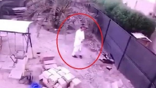   شاهد|| كاميرات المراقبة ترصد لحظة ابتلاع الأرض لـ «مواطن كويتى» فى حديقة منزله