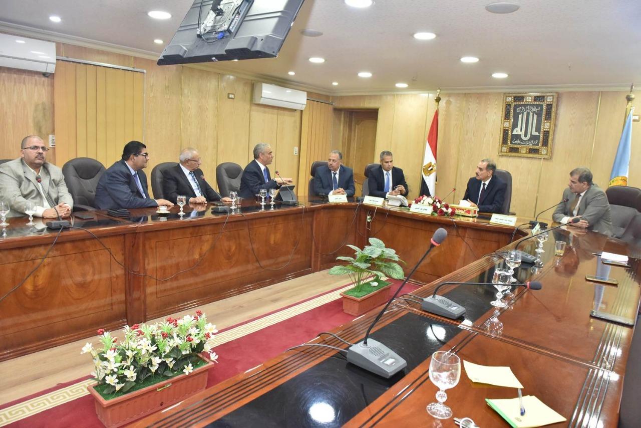  محافظ أسيوط يلتقي الرئيس التنفيذى لمجموعة العربي لبحث أقامة مجمع صناعي جديد وزيادة الاستثمارات بالمحافظة