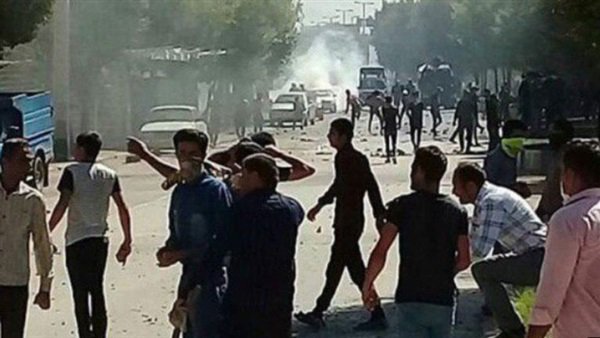   شاهد|| محتجون إيرانيون يحرقون مكتب ممثل خامنئي فى محافظة إيرانية