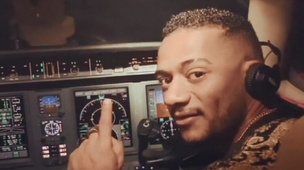   شاهد|| فيديو محمد رمضان وهو يقود طائرة ركاب مدنية يحيل طاقم الطائرة للتحقيق
