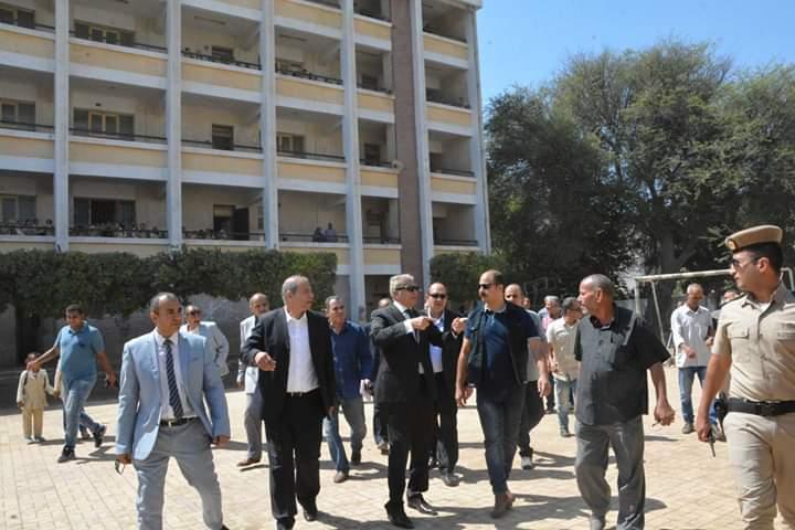   محافظ المنيا يحُيل مدير مدرسة للتحقيق خلال تفقده لمركز أبو قرقاص 