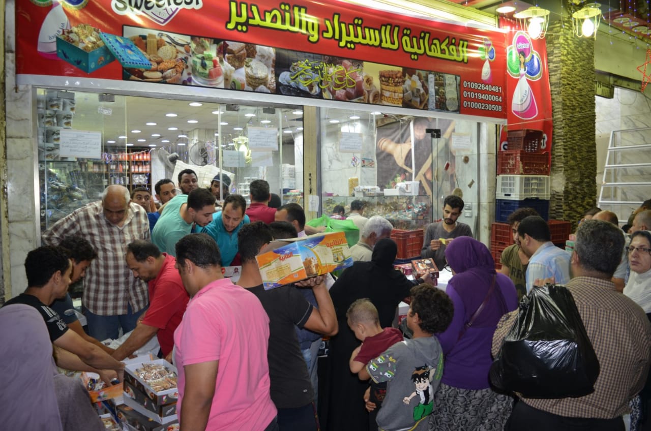   فيديو وصور|| فرحة المولد النبوى تجذب المصريين على شراء حلوى المولد