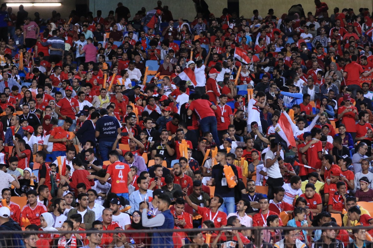   بالصور|| الجماهير المصرية الوفية أعادت البهجة لكرة القدم فى مباراة فريقنا الأوليمبى والكاميرون