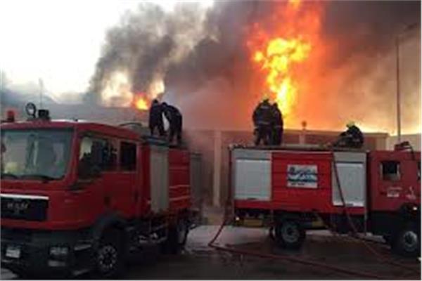   السيطرة على حريق اندلع بمصنع بلاستيك في برج العرب الجديدة