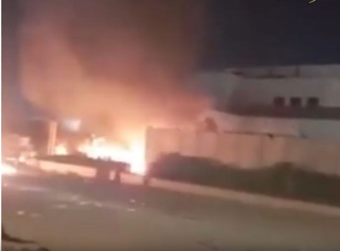   شاهد|| القنصلية الإيرانية في كربلاء تحترق.. والجنود الإيرانيون يسقطون قتلى وجرحى