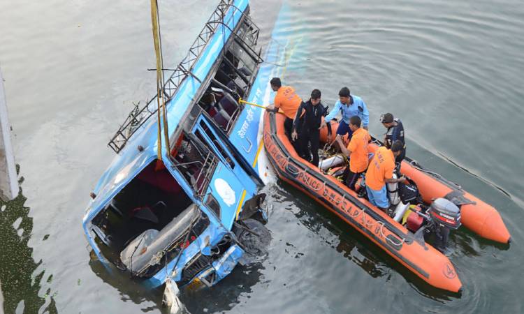   عاجل|| مصرع وإصابة 67 شخصًا جراء حادث تحطم حافلة في نيبال