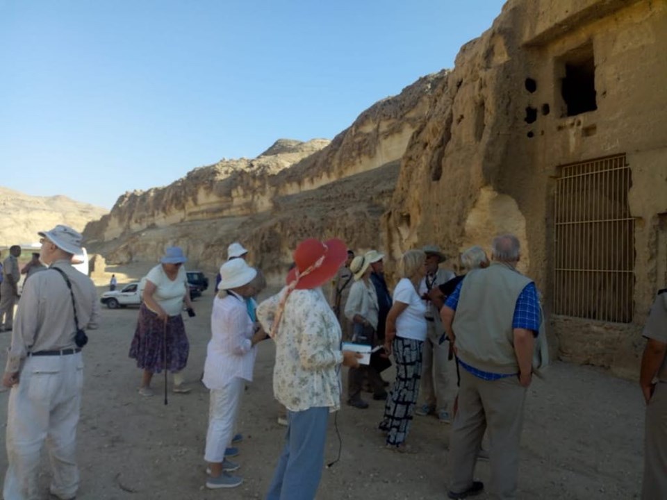   وفد سياحي متعدد الجنسيات يزور منطقة أثار بنى حسن بالمنيا