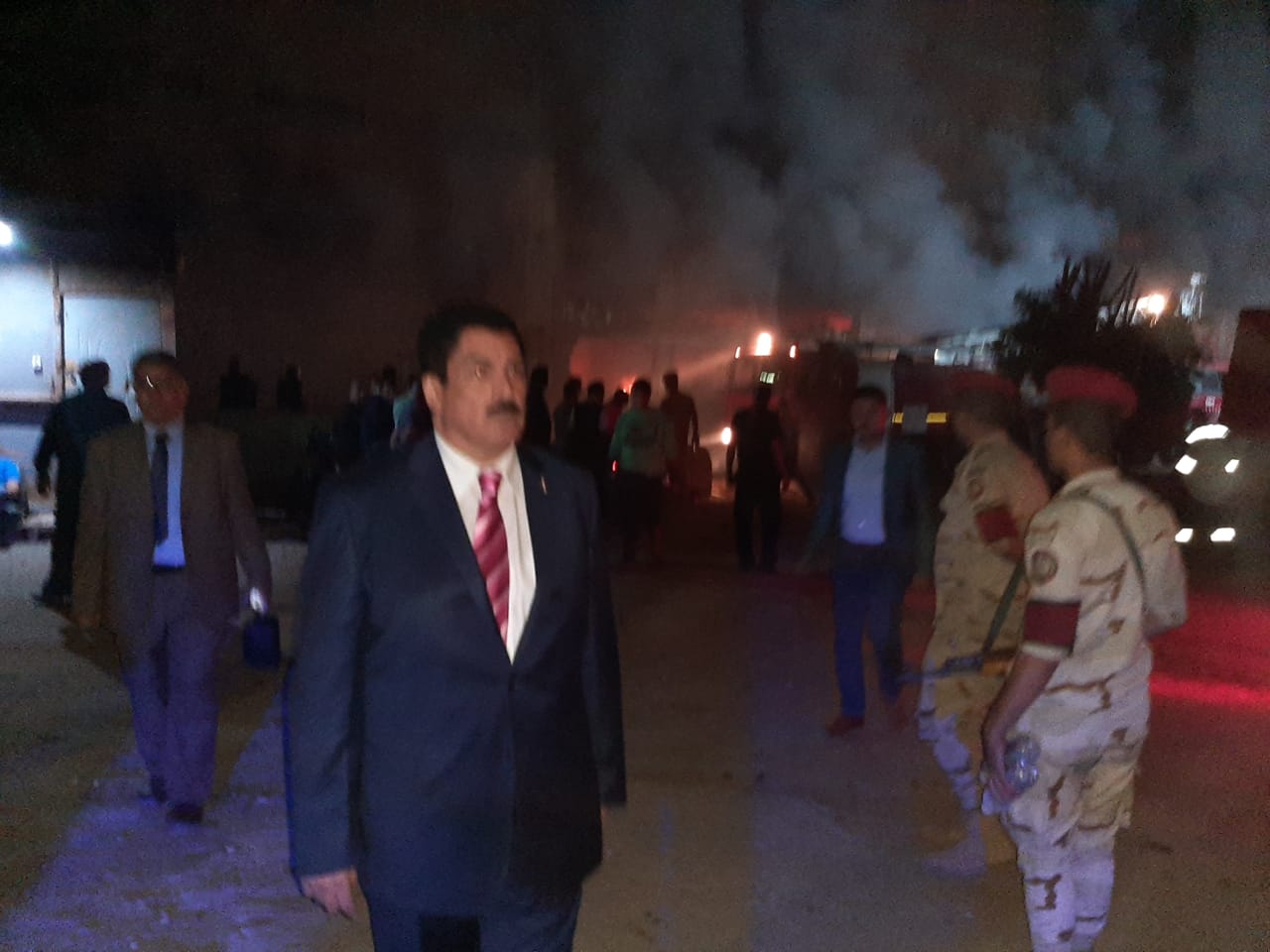   محافظ القليوبية يأمر بالدفع ب ٣٠ عربة مطافيء وأربع سيارات من القوات المسلحة لإخماد حريق مصنع أبو حوا بقليوب 