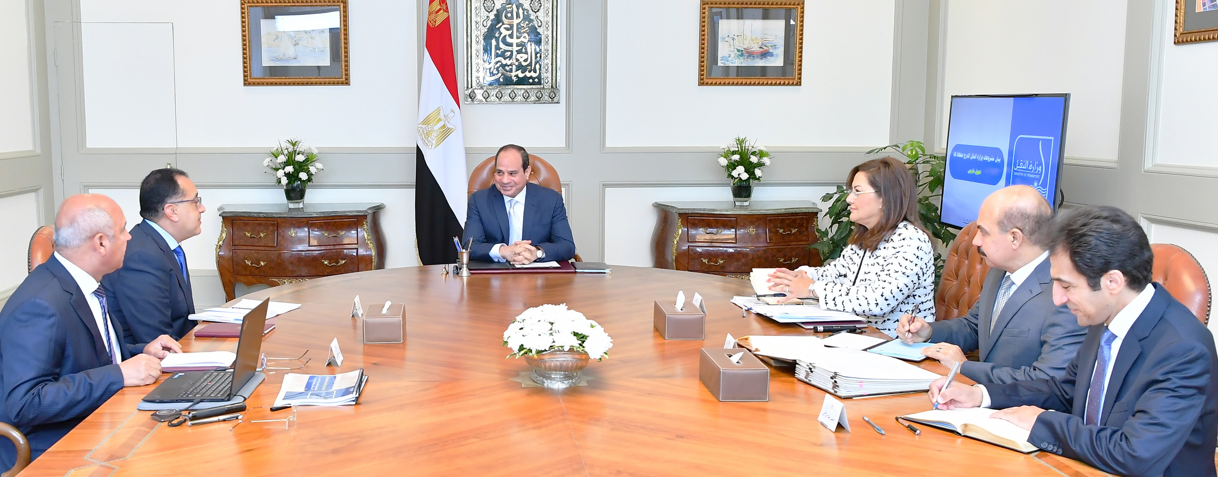   الرئيس السيسى يجتمع مع السادة رئيس مجلس الوزراء ووزيرة التخطيط والمتابعة والإصلاح الإداري ووزير النقل