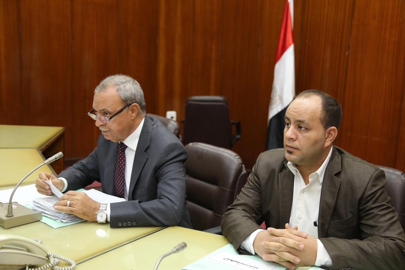 300 طلب لأهالى قنا فى لقائهم الأسبوعى مع المحافظ