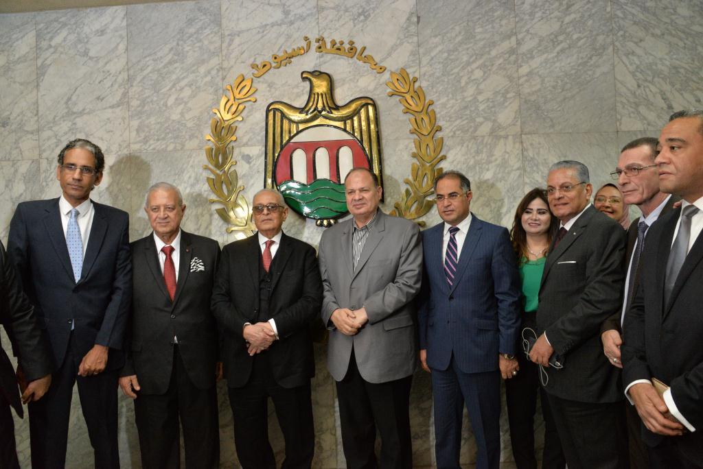  محافظ أسيوط يستقبل رئيس حزب الوفد مثمناً جهود ومبادرات دعم قضايا المرأة
