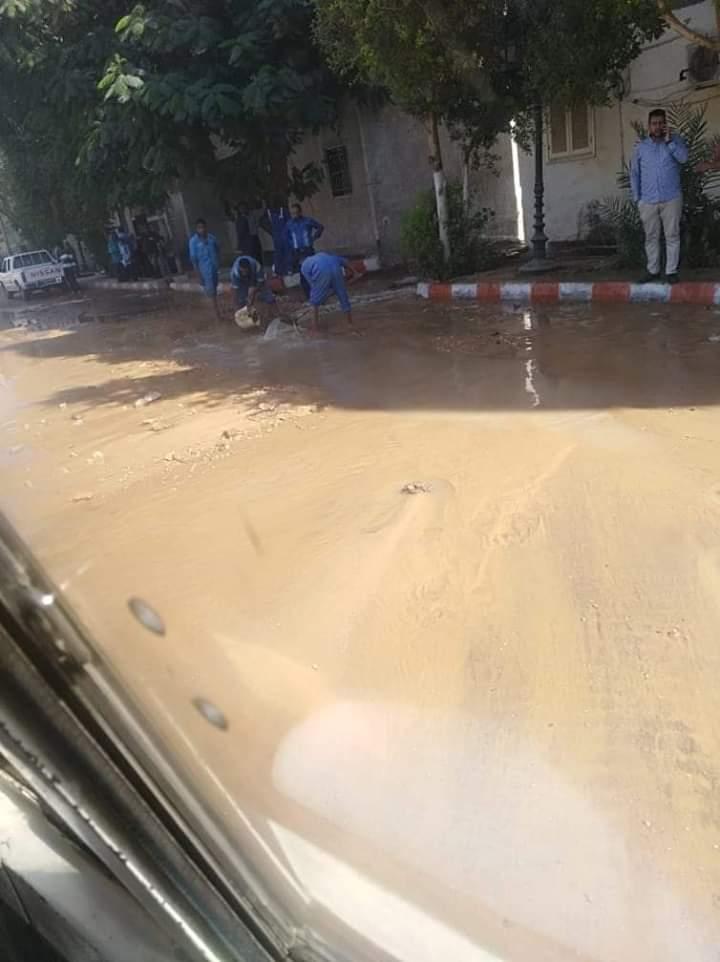   بالصور|| انفجار خط مياة بمدينة قنا  أدى إلى شلل مرورى