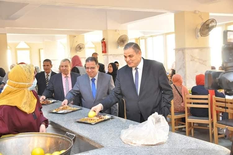   بالصور|| رئيس جامعة كفر الشيخ يتناول الغداء مع الطلاب في مطعم المدينة الجامعية