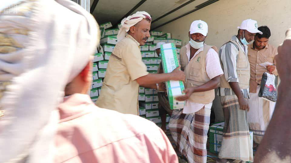   مركز سلمان يوزع سلال غذائية بجيبوتي.. ويدشن مشروع توزيع لحوم ومعونات طبية باليمن