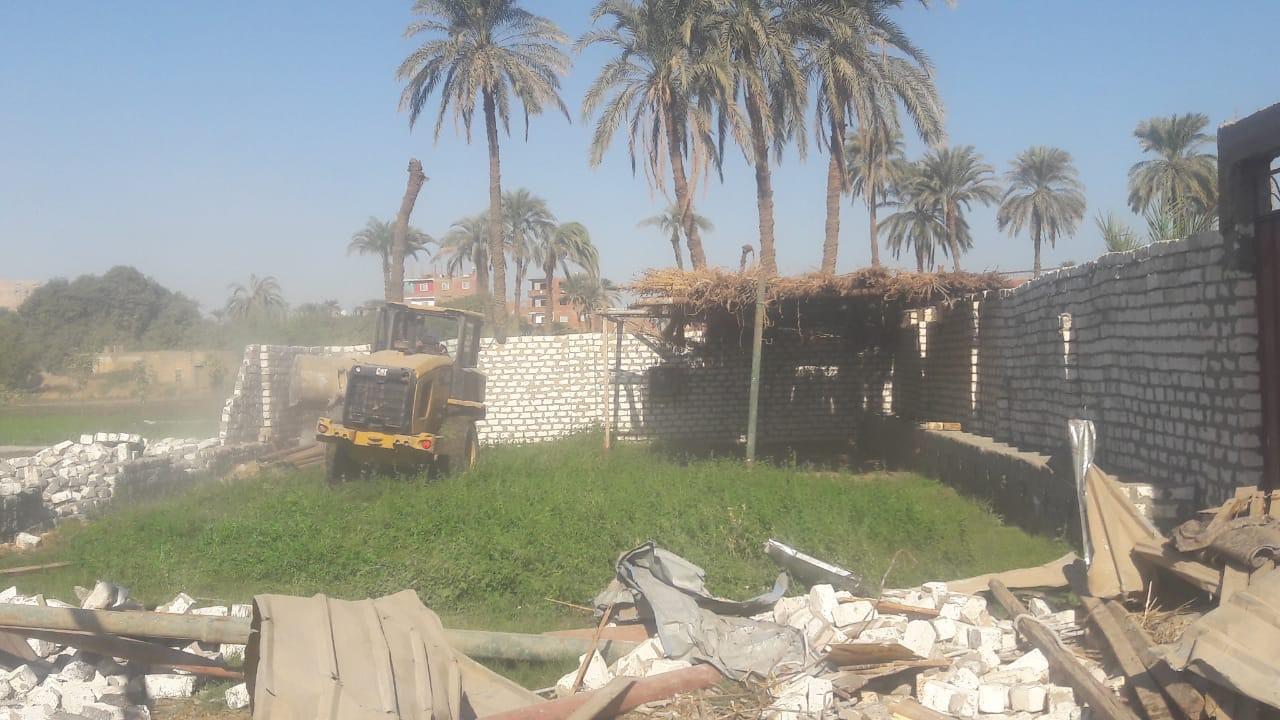  «الزراعة» تواصل التصدى للبناء على الأراضى وإزالة 61 حالة بقنا 