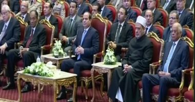   عاجل|| الرئيس السيسى يكرم عددا من الشخصيات ممن أثروا الفكر الإسلامى